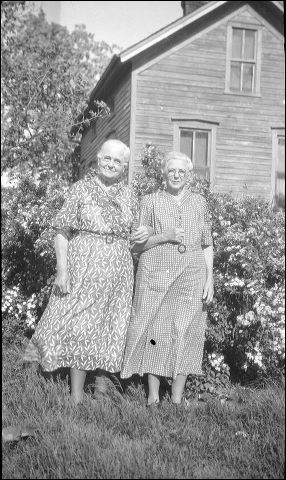 1936_leonas_mother_sister.jpg